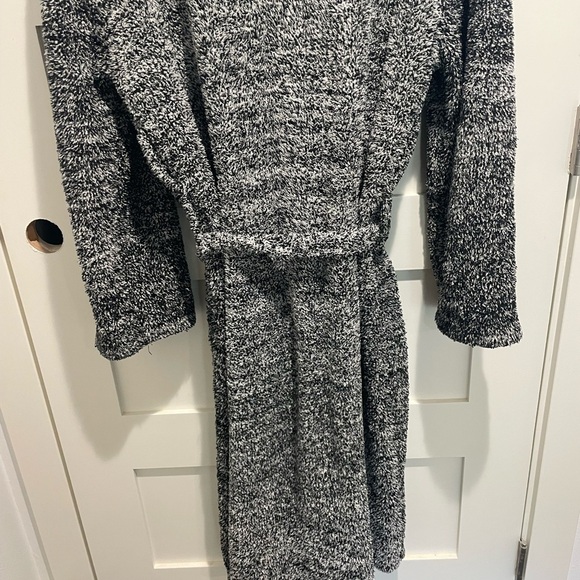 BAREFOOT DREAMS Women's Black And White Speckled Knit Belted Robe - Picture 9 of 10